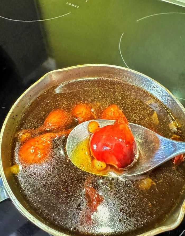 Nguyên liệu làm nước sốt bao gồm: Hạt nêm: 10g; Dầu hào: 18g; Dầu điều đỏ: 15g; Nước tương: 15g; Nước hàng: 5g;Tương ớt: 18g; Đường: 5–10g, gia giảm theo khẩu vị; Tiêu xay: 0,5–1g; Nước lọc: 150g. Cho tất cả các nguyên liệu làm sốt vào đun sôi nhẹ cho tan hết. Đổ sốt này vào chuối và kho liu riu 2 lửa cho thấm vị, để nguội hẳn mới cho ra đĩa.