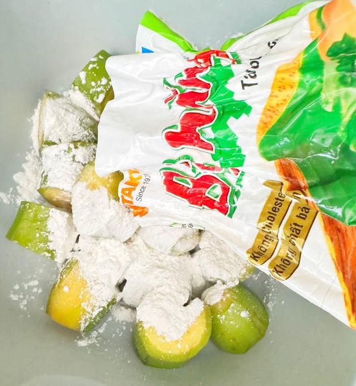 Áo một chút bột năng vào chuối.