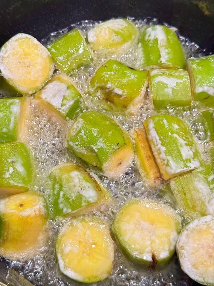 Chiên ngập dầu cho săn chuối và định hình vỏ chuối tránh khi kho bị tuột vỡ vỏ.