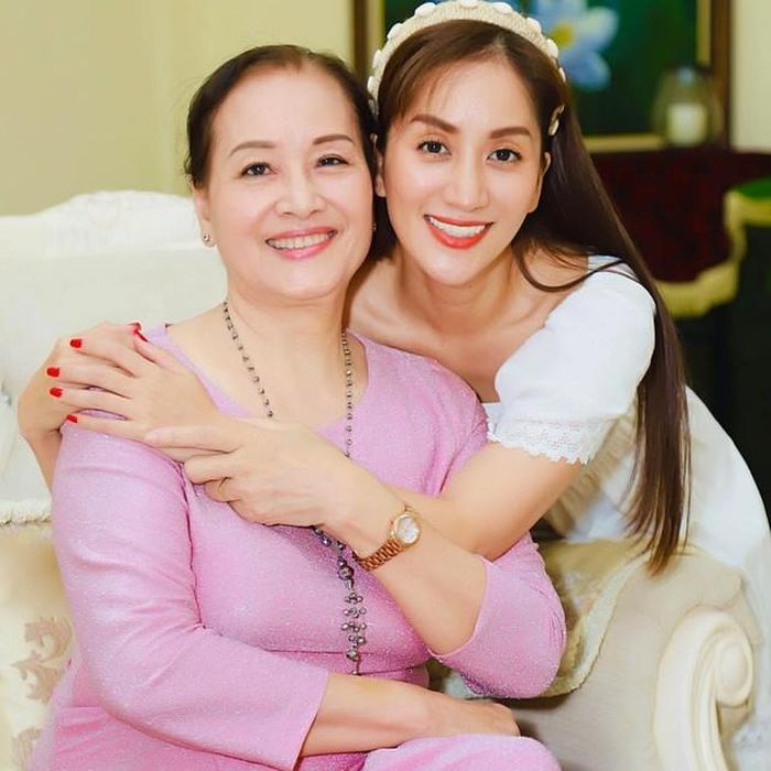 Khánh Thi hạnh phúc bên mẹ.