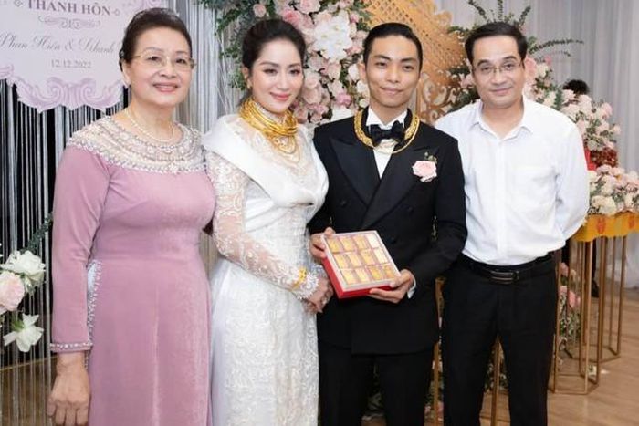 Mẹ và anh trai Khánh Thi trao quà cưới cho vợ chồng cô cách đây ít năm.