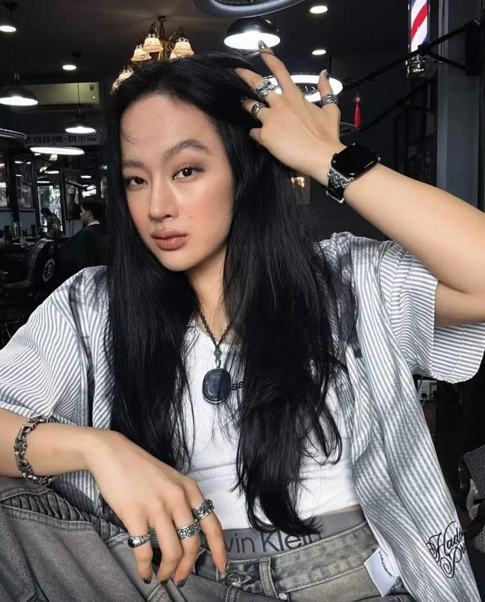 Angela Phương Trinh bắt đầu trở lại việc luyện tập cường độ cao từ đầu năm 2025. Mục tiêu của Angela Phương Trinh thời điểm đó là tăng cơ, xây dựng hình thể gợi cảm theo hướng khỏe mạnh với bụng múi, hông nở, đùi to như các mỹ nhân Mỹ Latin.