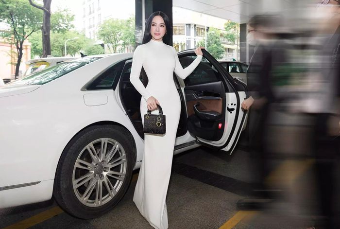 Angela Phương Trinh từng được đặt cho biệt danh 'nữ hoàng thảm đỏ', 'tắc kè hoa' vì mỗi lần xuất hiện, cô đều chiếm spotlight bởi cách ăn mặc, trang điểm ấn tượng. Ở một sự kiện hồi tháng 10/2022, nữ diễn viên diện đầm trắng tôn triệt để đường cong 84-62-99 cm lúc bấy giờ. Cô tạo điểm nhấn cho phong cách bằng mái tóc giả buông xõa, dài thướt tha.