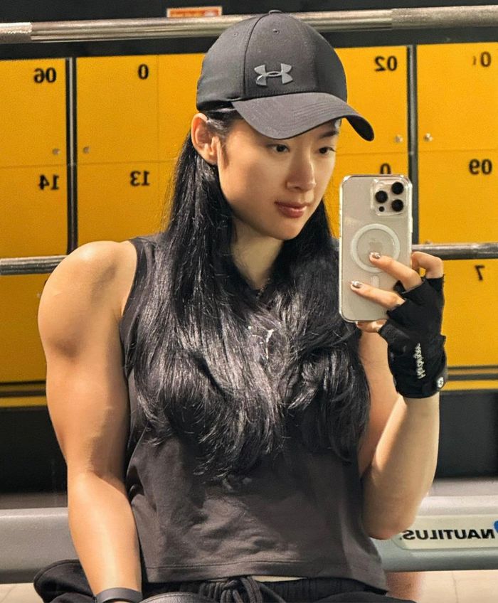 Phong cách thời trang của Angela Phương Trinh ngày càng nam tính. Mỗi lần đăng ảnh lên mạng xã hội, một số khán giả đặt cho cô biệt danh như "anh Trinh", "cô gái đô con"... Một số khán giả nói tiếc cho vẻ ngoài mềm mại, nữ tính trước kia của cô.