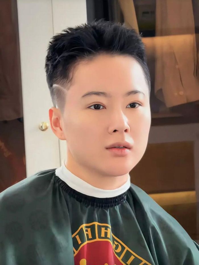 Diện mạo Angela Phương Trinh với mái tóc undercut giống hệt con trai. Video cắt tóc "chuẩn men" được cô chia sẻ trên kênh TikTok cá nhân đã hút 1,5 triệu lượt xem và hàng nghìn bình luận chỉ sau gần một ngày đăng tải.