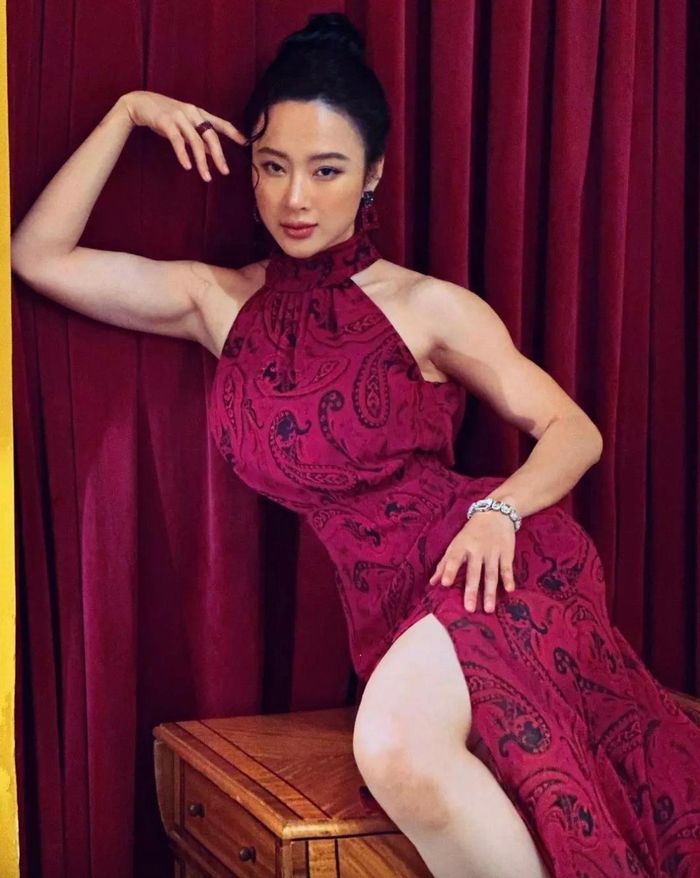 Không chỉ thay đổi về diện mạo, Angela Phương Trinh còn chăm chỉ tập luyện thể dục thể thao. Nữ diễn viên nhiều lần khoe vóc dáng khỏe khoắn, cơ bụng rõ nét, khác hẳn vẻ mềm mại, gợi cảm từng là dấu ấn của cô trong nhiều năm hoạt động nghệ thuật.