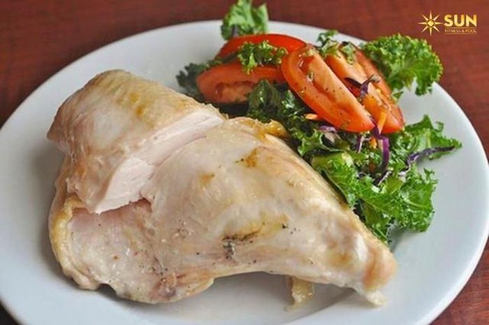 Thịt gà là nguồn thực phẩm giàu dinh dưỡng, nguyên liệu chính của nhiều món ăn hấp dẫn, đa dạng.