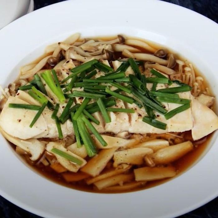 Trong quá trình hấp ức gà, bạn chỉ nên bật lửa lớn cho đến khi nước sôi, sau đó điều chỉnh lửa vừa phải tùy theo kích thước miếng ức gà.