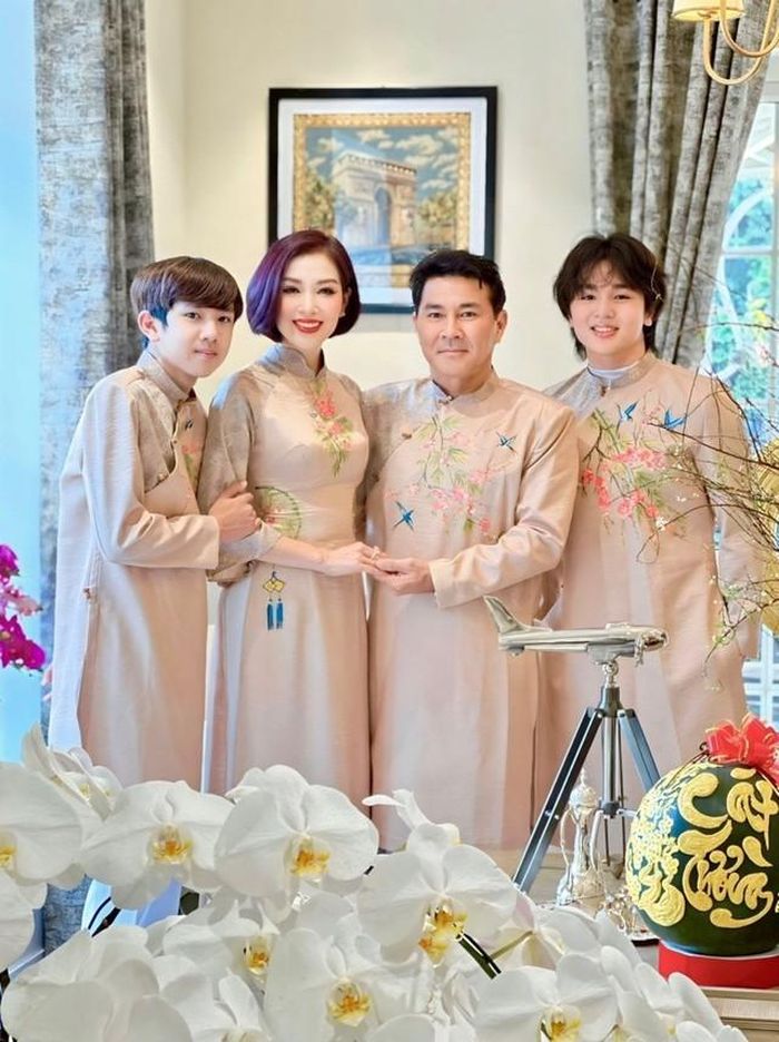 Không chỉ thành công, Thu Hương còn có cuộc sống hôn nhân viên mãn cùng doanh nhân Nguyễn Hoài Nam. Sau khi kết hôn, Thu Hương dần rút lui khỏi ánh đèn sân khấu, toàn tâm toàn ý lo cho tổ ấm và công việc hỗ trợ chồng. Cả hai cùng nhau gây dựng sự nghiệp, tạo dựng mối quan hệ xã hội vững chắc và nuôi dạy con cái khôn lớn. VTC News đưa tin.