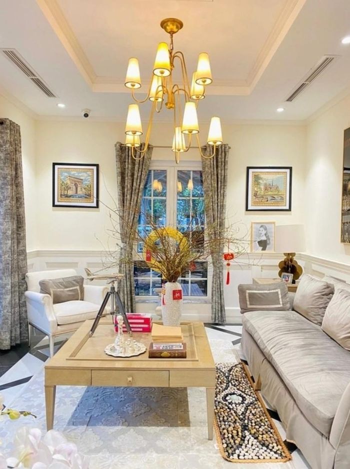 Phía trong biệt thự trang bị nội thất cao cấp bằng gỗ và da, tông màu nâu, kem chủ đạo.