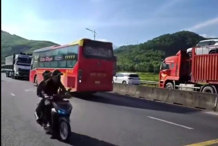 Hình ảnh cắt từ clip ghi lại sự việc.
