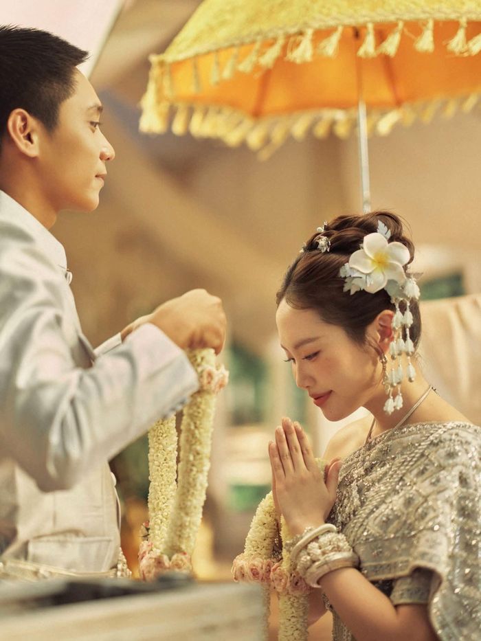 Phương Mỹ Chi thu hút sự chú ý khi đăng tải loạt ảnh hậu trường trong quá trình thực hiện MV mới "Thiên đường với người thương". Đáng chú ý, nữ ca sĩ có màn "đám cưới" trên màn ảnh với diễn viên Bảo Định.