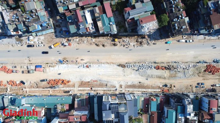 Tại làn đường hướng từ Hoàng Cầu đi Voi Phục – khu vực vốn là dãy nhà dân tồn tại lâu năm vào cuối năm 2025 – nay hình hài con đường đã hoàn chỉnh, mặt đường được rải thảm và người dân có thể lưu thông bình thường.