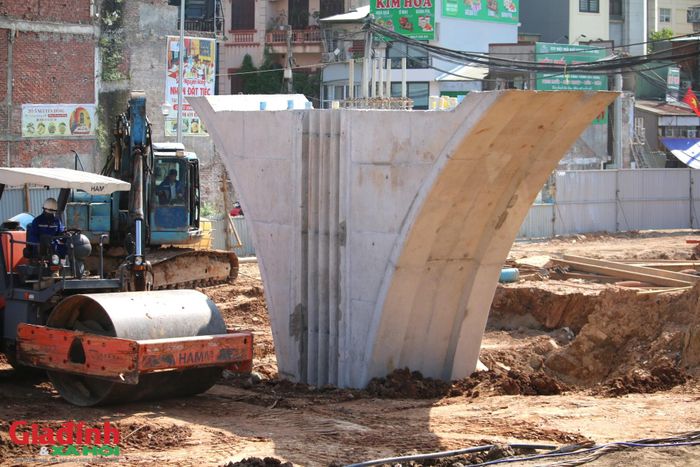 Theo ghi nhận tại nút giao Nguyễn Chí Thanh, công nhân tại công trường đang tích cực lắp đặt giàn giáo thép để đúc trụ cầu chính, trong khi các trụ cầu phụ đã cơ bản thành hình. 