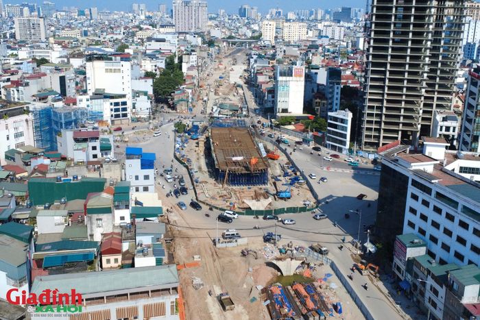 Khu vực xây dựng cầu vượt nút giao Láng Hạ cũng đang được khẩn trương thi công. Các trụ cầu phụ đã cơ bản được hoàn thiện, công nhân đang tập trung thi công các trụ cầu chính tại giữa nút giao.