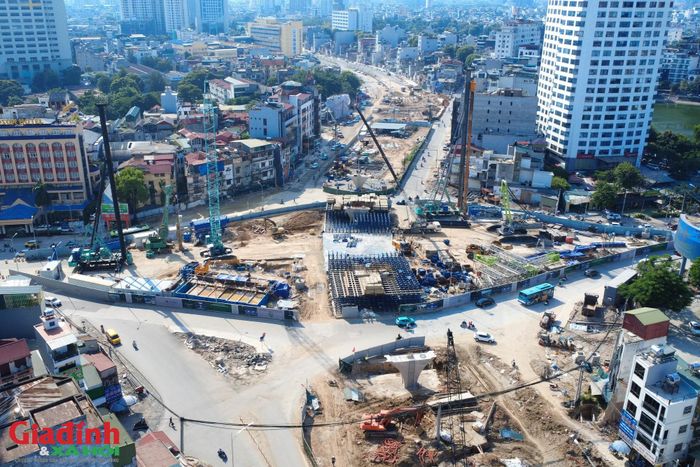 Dự án Vành đai 1 bao gồm hai cầu vượt quan trọng là cầu vượt nút giao Nguyễn Chí Thanh và cầu vượt nút giao Láng Hạ, được Thành ủy Hà Nội yêu cầu hoàn thành trong tháng 12/2026.