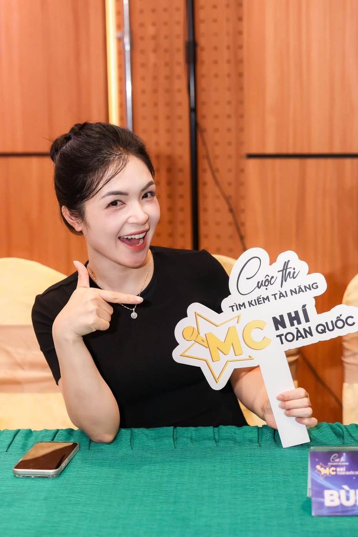 "Chị kính hồng" Thanh Hằng.