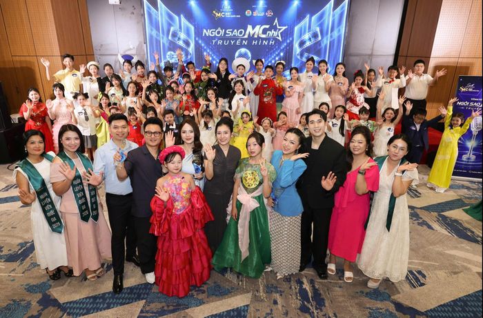 Sau Vòng Tứ kết “Ngôi sao MC nhí truyền hình”, ban giám khảo sẽ chọn ra các thí sinh xuất sắc vào bán kết “Ngôi nhà chung”.