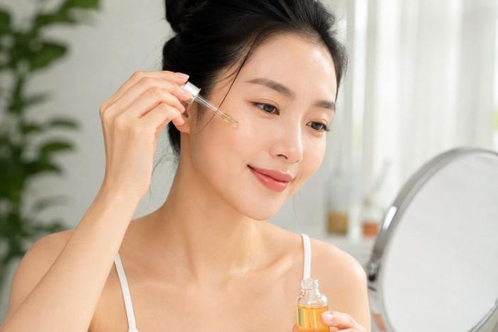 Vitamin C tham gia vào quá trình tổng hợp collagen và có thể giúp bảo vệ da trước tác động của các gốc tự do do tia cực tím và các yếu tố môi trường tạo ra. Ảnh AI.
