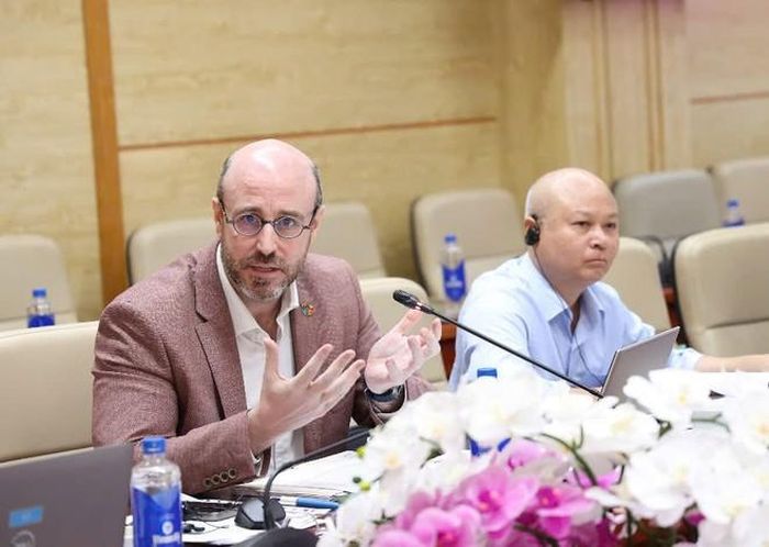 Các chuyên gia của các tổ chức quốc tế phát biểu. Ảnh: Trần Minh