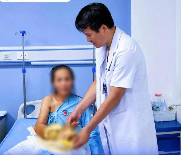 Bác sĩ thăm khám, kiểm tra tình trạng cẳng tay của nữ bệnh nhân sau phẫu thuật bảo tồn chi. ẢNH: B.V