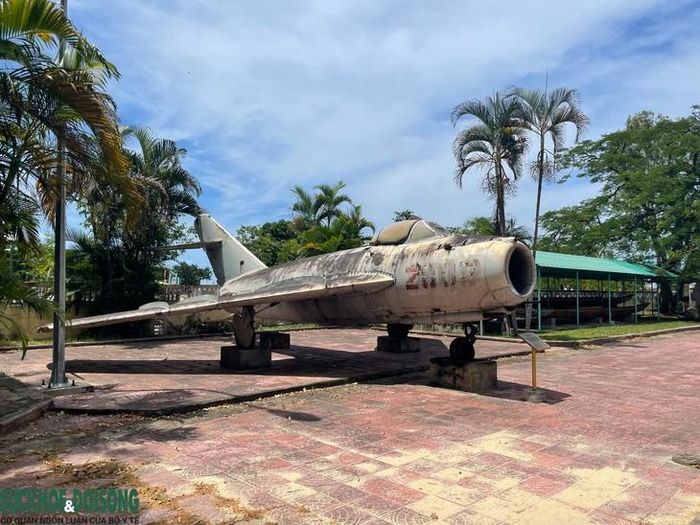Chiếc máy bay MIG-17 mang số hiệu 2002 tham gia trận đánh tàu chiến Mỹ năm 1972.