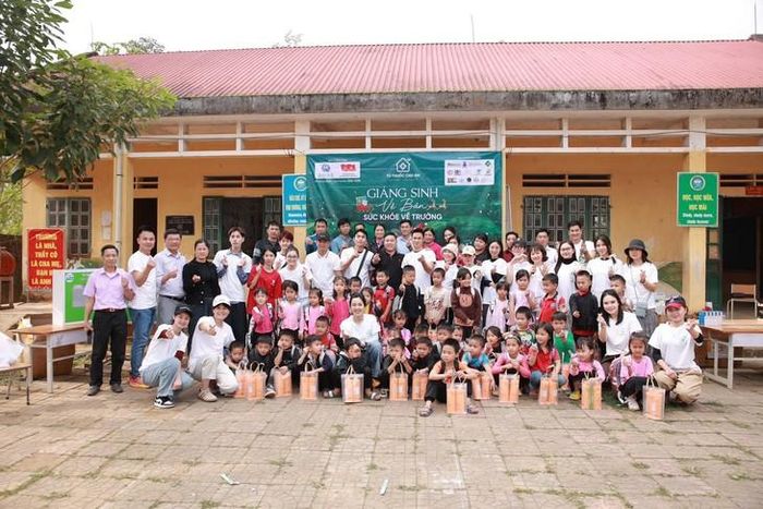 Dược sĩ Bình đồng hành cùng Tủ thuốc cho em trao tủ thuốc y tế cho các trường khó khăn tại Lào Cai. Ảnh: Nhân vật cung cấp