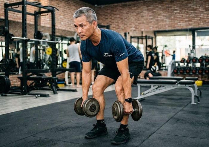 Romanian deadlift là bài tập dạng gập hông, tác động chủ yếu vào cơ đùi sau và cơ mông. Ảnh: AI.