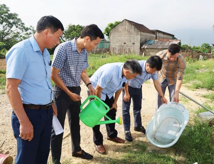 Giám đốc CDC Hà Tĩnh cùng đoàn giám sát bọ gậy SXH tại phường Vũng Áng sau khi xuất hiện ca bệnh. Ảnh: Thu Hòa.