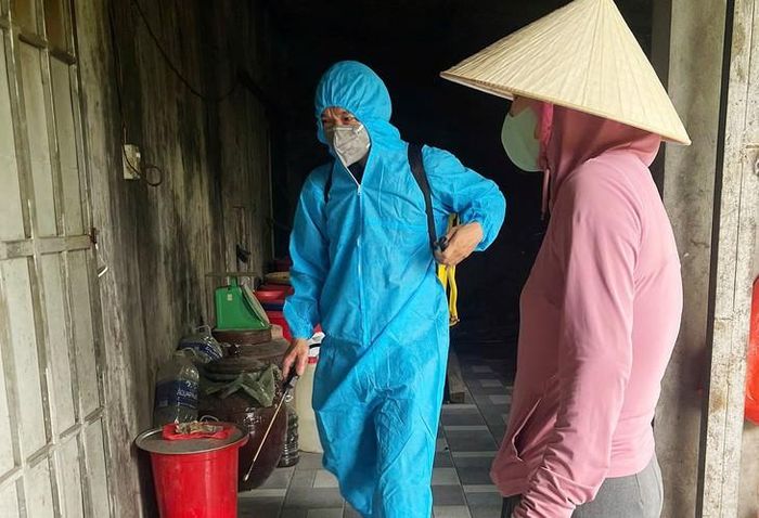 Chính quyền địa phương, trạm y tế phối hợp phun hóa chất diệt muỗi phòng chống dịch. Ảnh: Thu Hòa.