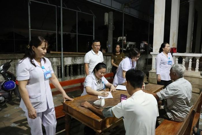 Cán bộ y tế “Đi từng ngõ - Gõ từng nhà” để khám sàng lọc, chăm sóc sức khỏe Nhân dân.