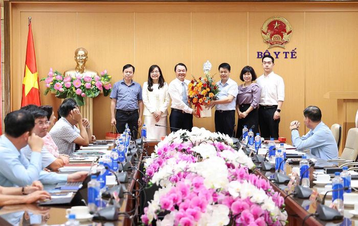 Trường Đại học Y tế Công cộng và Bệnh viện Phạm Ngọc Thạch chúc mừng TS Thái Hoài Nam. Ảnh: Trần Minh