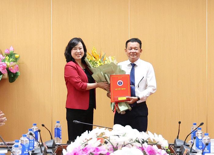 Bộ trưởng Bộ Y tế Đào Hồng Lan trao quyết định tiếp nhận, bổ nhiệm Phó Giám đốc phụ trách chuyên môn Quỹ Phòng bệnh đối với ông Trần Thanh Tùng. Ảnh: Trần Minh