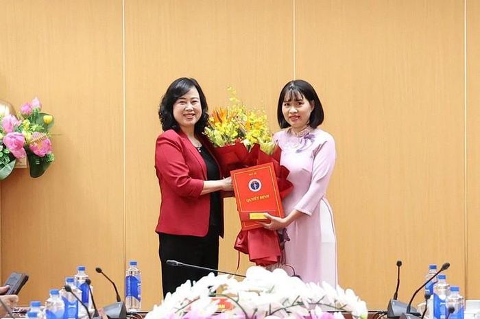 Bộ trưởng Bộ Y tế Đào Hồng Lan trao quyết định điều động, bổ nhiệm Phó Cục trưởng Cục An toàn thực phẩm cho ThS Đinh Thị Thu Thuỷ. Ảnh: Trần Minh