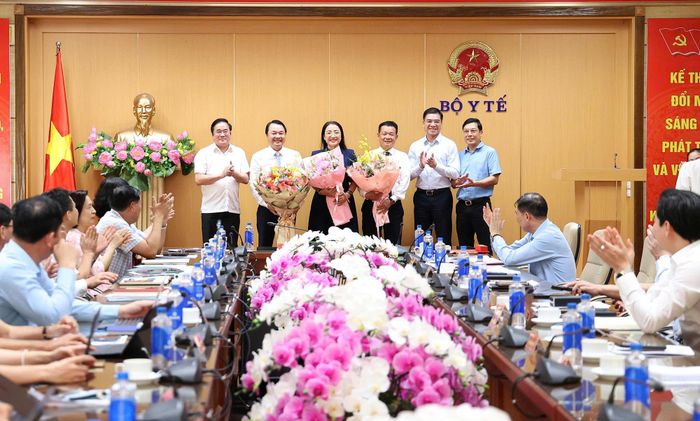 Lãnh đạo Cục Phòng bệnh và Cục Quản lý Khám chữa bệnh chúc mừng các đồng chí lãnh đạo Quỹ Phòng bệnh. Ảnh: Trần Minh