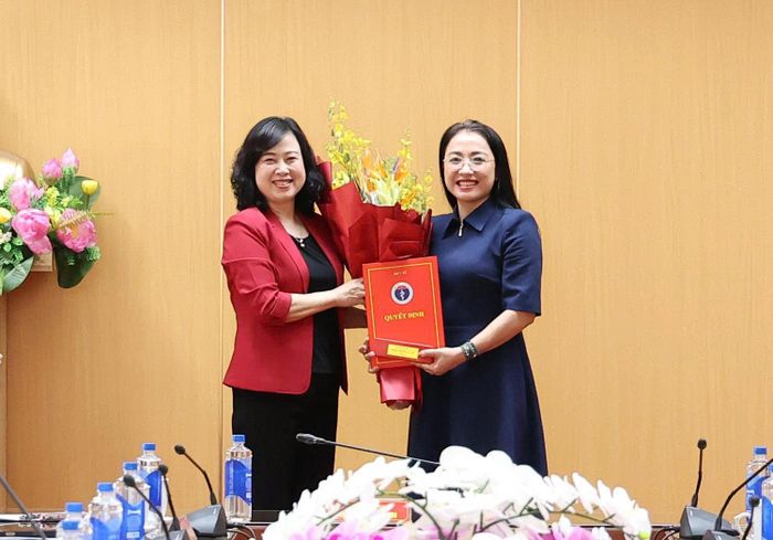 Bộ trưởng Bộ Y tế Đào Hồng Lan trao quyết định điều động, bổ nhiệm Giám đốc Quỹ Phòng bệnh với TS.BS Trần Khánh Thu. Ảnh: Trần Minh