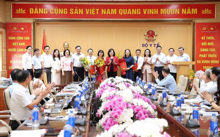 Bộ trưởng Bộ Y tế Đào Hồng Lan; Thứ trưởng Bộ Y tế Đỗ Xuân Tuyên và Thứ trưởng Bộ Y tế Nguyễn Thị Liên Hương; Phó Chủ tịch Hội đồng Dân tộc của Quốc hội Trần Thị Hoa Ry cùng các đại biểu chúc mừng các đồng chí nhận nhiệm vụ mới. Ảnh: Trần Minh
