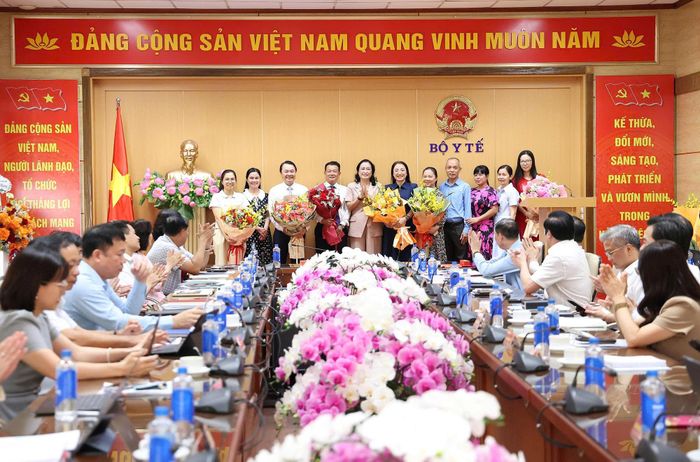 Phó Chủ tịch Hội đồng Dân tộc của Quốc hội Trần Thị Hoa Ry chúc mừng các đồng chí lãnh đạo Quỹ Phòng bệnh. Ảnh: Trần Minh