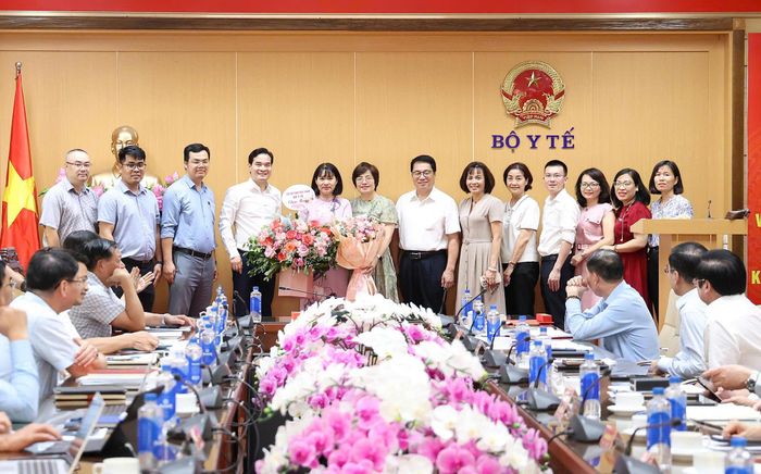 Lãnh đạo và cán bộ Cục An toàn Thực phẩm chúc mừng tân Phó Cục trưởng Đinh Thị Thu Thuỷ. Ảnh: Trần Minh