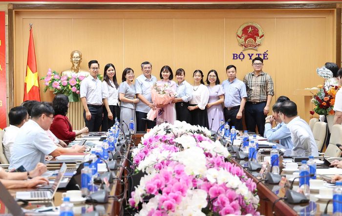 Lãnh đạo và cán bộ Vụ Pháp chế chúc mừng tân Phó Cục trưởng Đinh Thị Thuy Thuỷ. Ảnh: Trần Minh