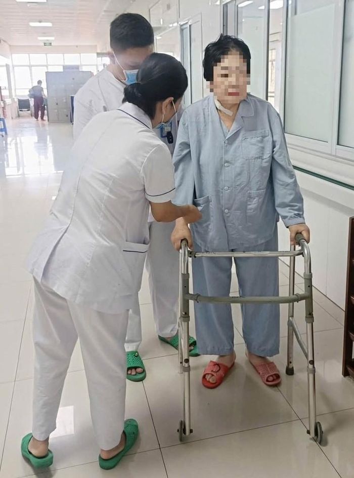Sau 23 ngày điều trị, sức khỏe người bệnh hồi phục tốt, có thể tập đi lại và đủ điều kiện xuất viện. Ảnh: BVCC