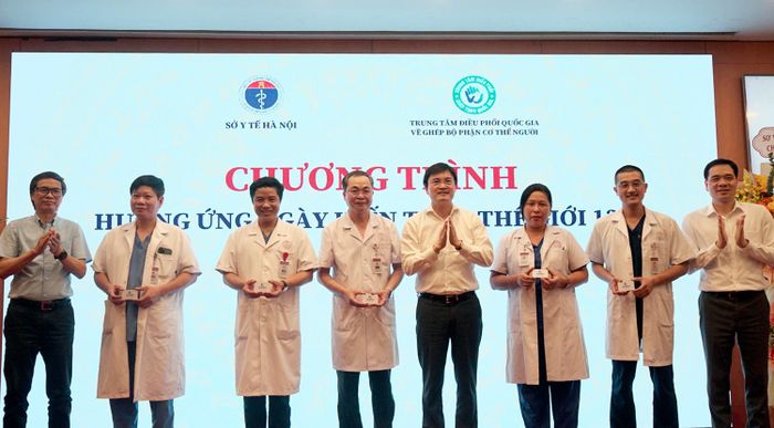 Các đại biểu trao Thẻ hiến tạng cho cán bộ, nhân viên y tế đang công tác tại BVĐK Xanh Pôn đã đăng ký hiến tạng. Ảnh: Lê Bảo