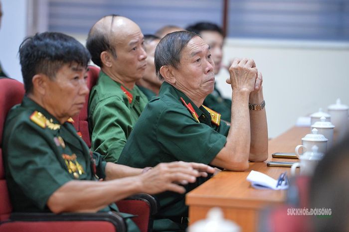 Những nhân chứng lịch sử tập trung theo dõi, trao đổi thông tin phục vụ công tác tìm kiếm hài cốt liệt sĩ. Ảnh: Tuấn Anh