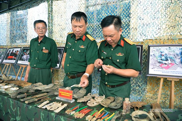 Các đại biểu xem những di vật được tìm thấy trong quá trình tìm kiếm hài cốt liệt sĩ. Ảnh: Tuấn Anh