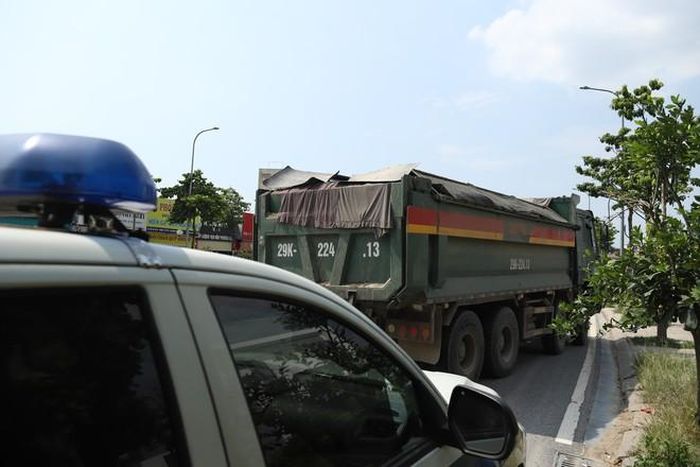 Đội CSGT đường bộ số 8 kiểm tra xe tải vận chuyển đất, đá trên tuyến đường có nhiều công trình xây dựng chiều 13/8. (Ảnh Thành Long)