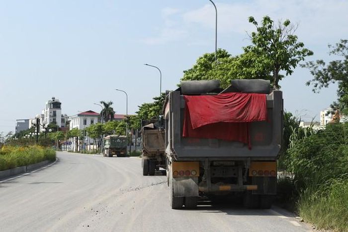 Nhiều xe tải có dấu hiệu vi phạm được CSGT ra hiệu dừng kiểm tra, tập trung vào tải trọng, thành thùng, bạt che và nguy cơ vật liệu rơi vãi. (Ảnh Thành Long)