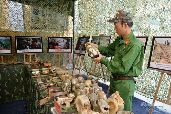 Một cựu chiến binh xem lại những di vật được tìm thấy tại các khu vực tìm kiếm, quy tập hài cốt liệt sĩ ở Tuyên Quang. Ảnh: T.Anh