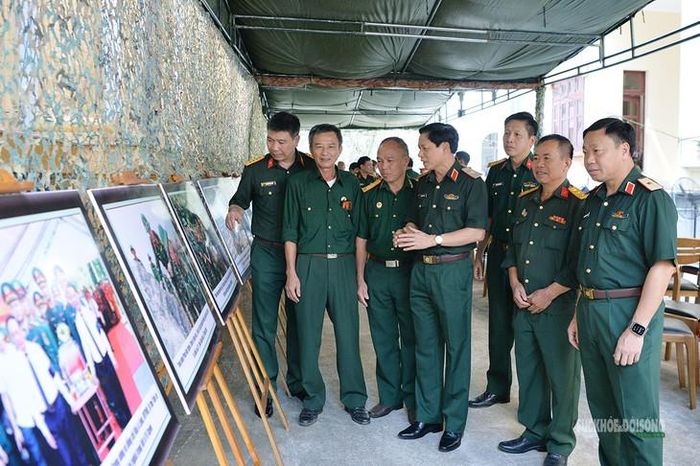 Thiếu tướng Nguyễn Ngọc Ngân (ngoài cùng bên phải), Phó Chủ nhiệm Chính trị, Phó Trưởng ban Thường trực Ban Chỉ đạo về tìm kiếm, quy tập và xác định danh tính hài cốt liệt sĩ Quân khu 2 cùng các đại biểu xem hình ảnh về công tác tìm kiếm, quy tập hài cốt liệt sĩ. Ảnh: T.Anh