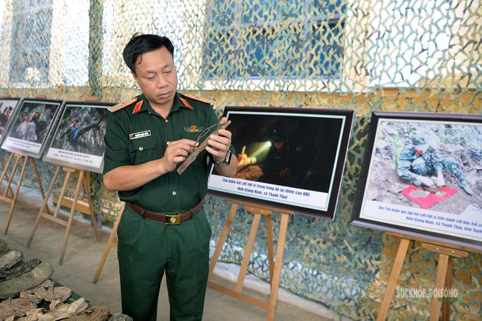 Trên tay Thiếu tướng Nguyễn Ngọc Ngân, Phó Chủ nhiệm Chính trị Quân khu 2 là một di vật được tìm thấy trong quá trình tìm kiếm, quy tập hài cốt liệt sĩ tại Tuyên Quang. Ảnh: T.Anh