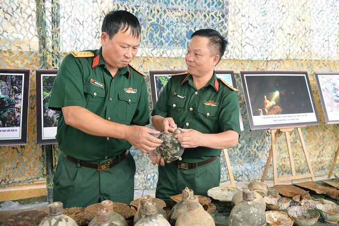 Cán bộ, chiến sĩ tìm hiểu các di vật được tìm thấy trong quá trình tìm kiếm, quy tập hài cốt liệt sĩ tại Tuyên Quang. Ảnh: T.Anh